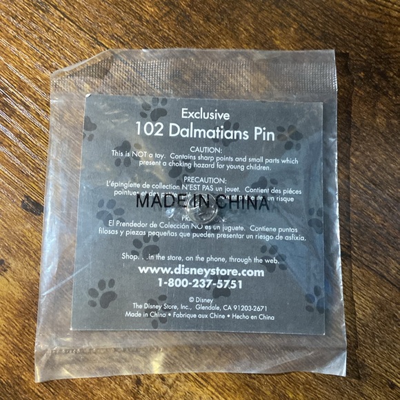 Exclusive 102 Dalmatians Pin - Picture 2 of 4